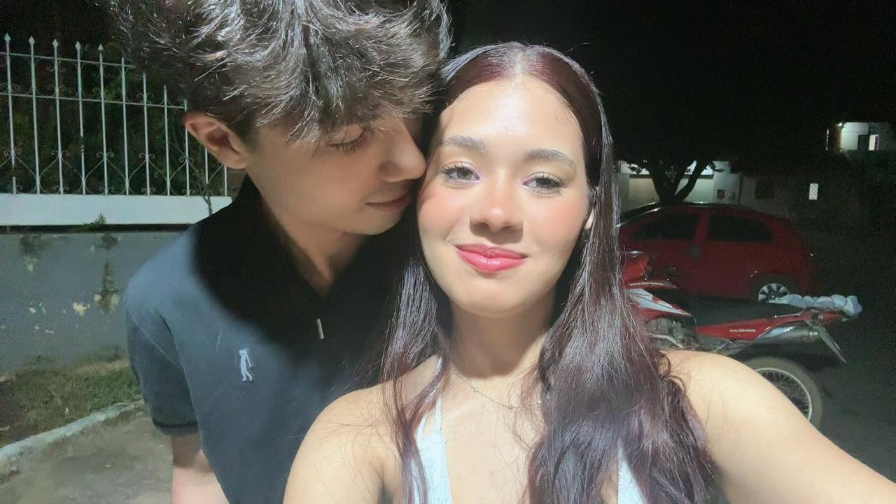 Jean e Nycole juntos em uma selfie à noite