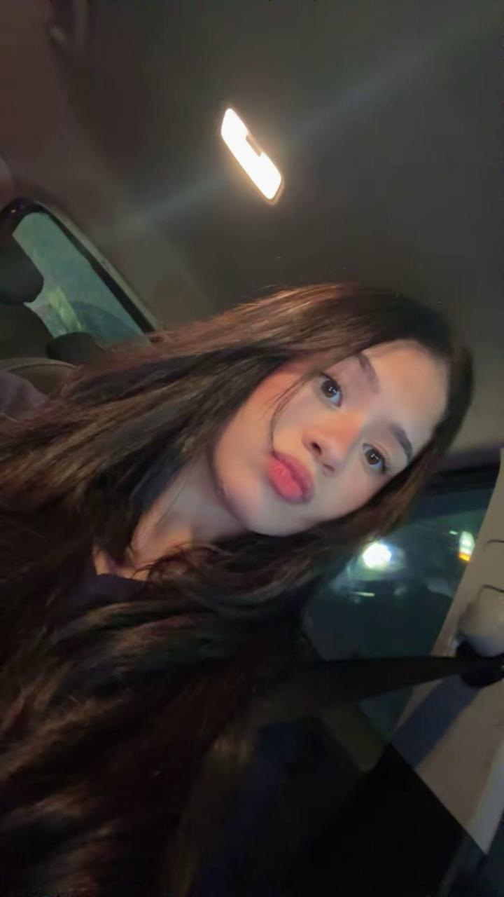 Retrato de Nycole em uma selfie dentro do carro
