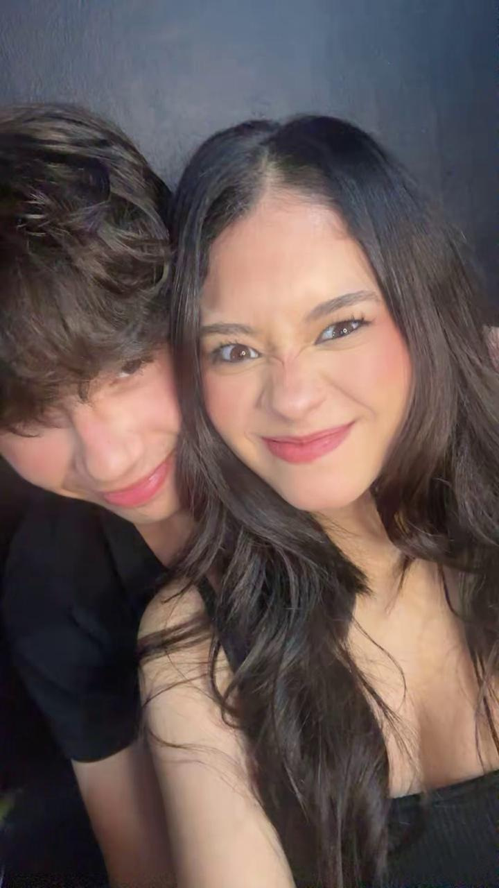 Jean e Nycole sorrindo em uma selfie divertida