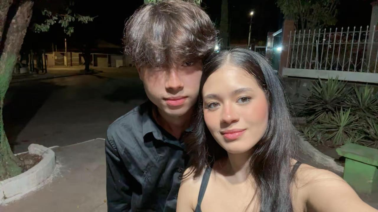 Jean e Nycole juntos à noite em uma selfie ao ar livre