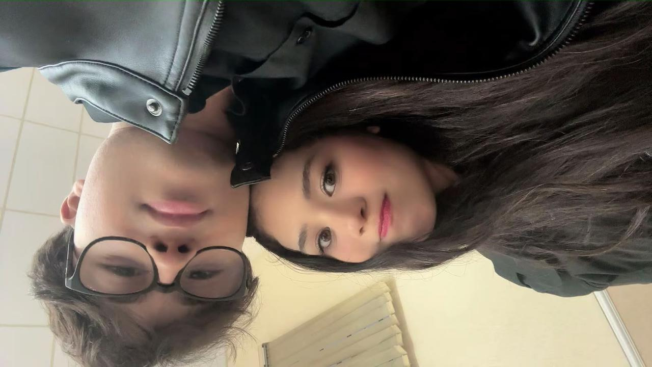 Jean e Nycole juntos em uma selfie em um ambiente interno