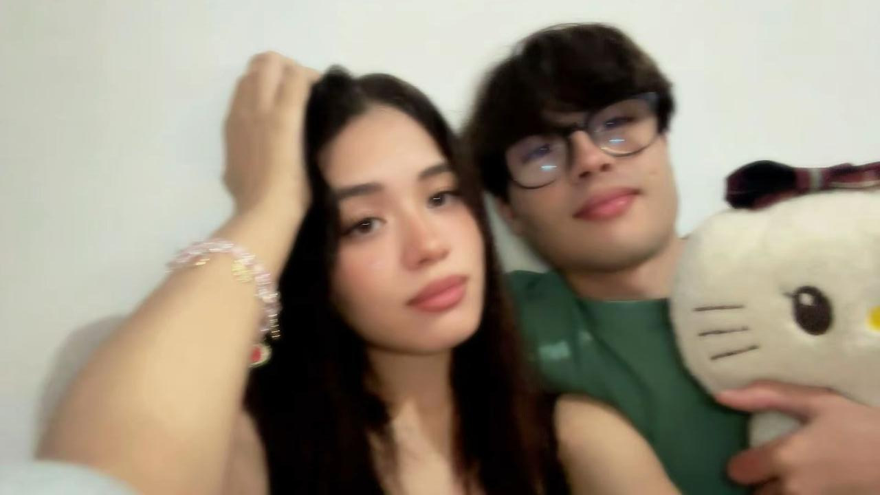 Jean e Nycole juntos em um momento descontraído com uma pelúcia